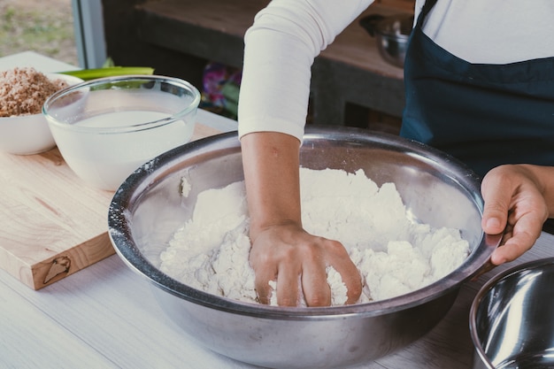 Dulce niña en la cocina.