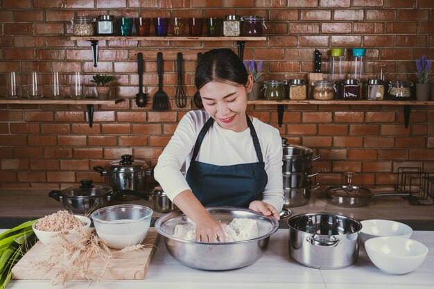 Dulce niña en la cocina.