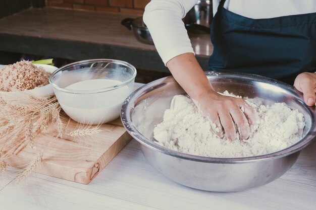 Dulce niña en la cocina.