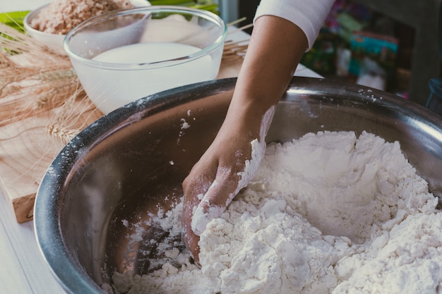 Dulce niña en la cocina.