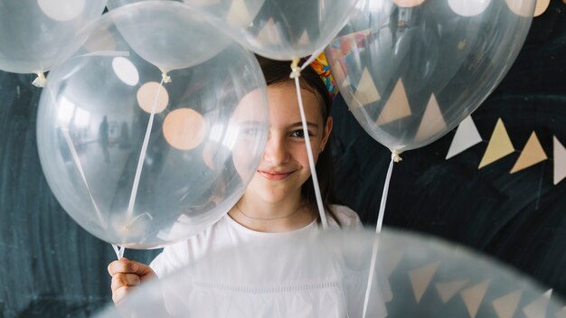 Dulce niña con globos