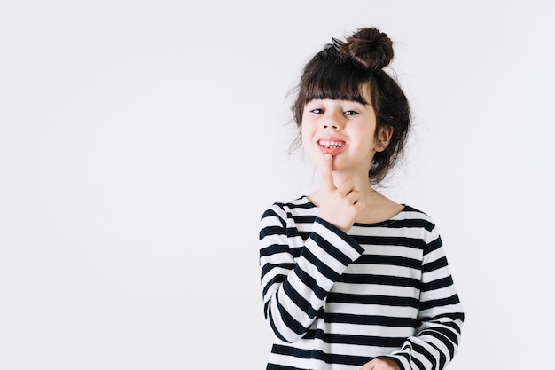 Dulce niña haciendo cara graciosa