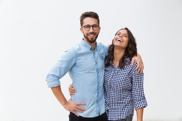 Dulce pareja feliz abrazándose unos a otros