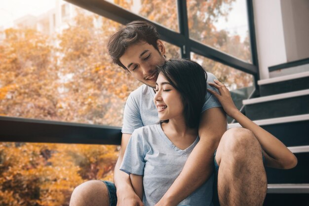 Dulce pareja joven en momentos románticos