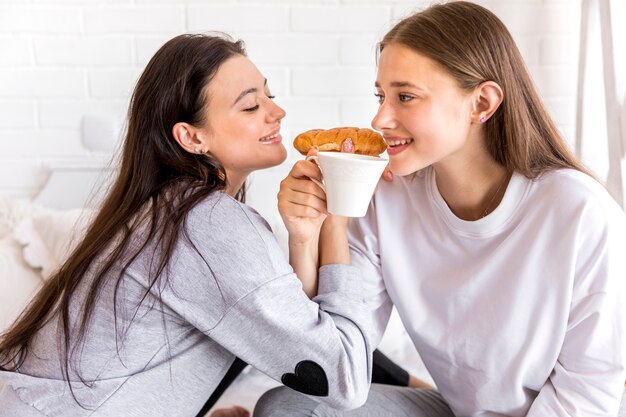 Dulce pareja de lesbianas desayunando