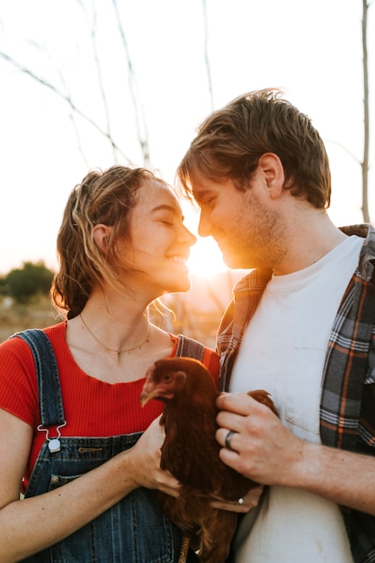 Foto gratuita dulce pareja con su mascota de pollo.