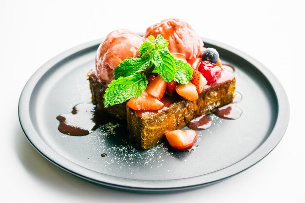 Dulce postre con pan tostado con fresa y mermelada