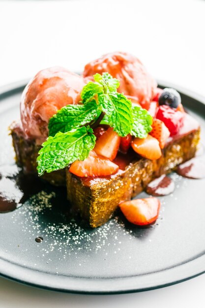 Dulce postre con pan tostado con fresa y mermelada