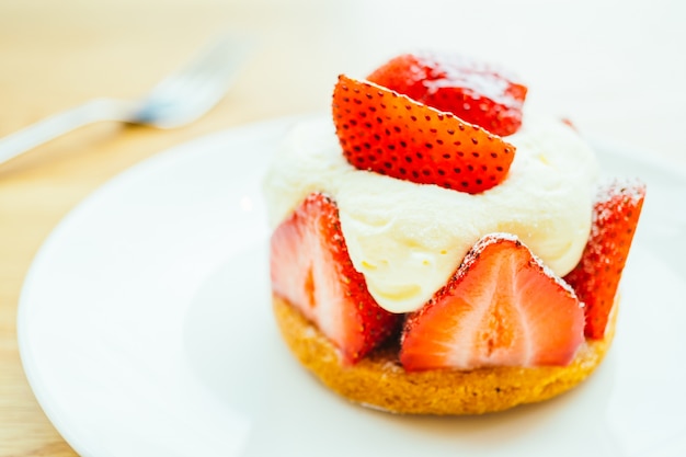 Dulce postre con tarta de fresa