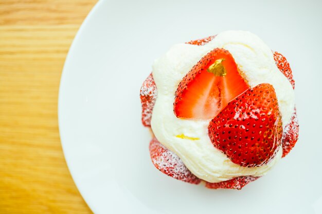 Dulce postre con tarta de fresa