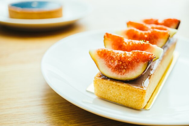 Dulce postre con tarta y higos en la parte superior