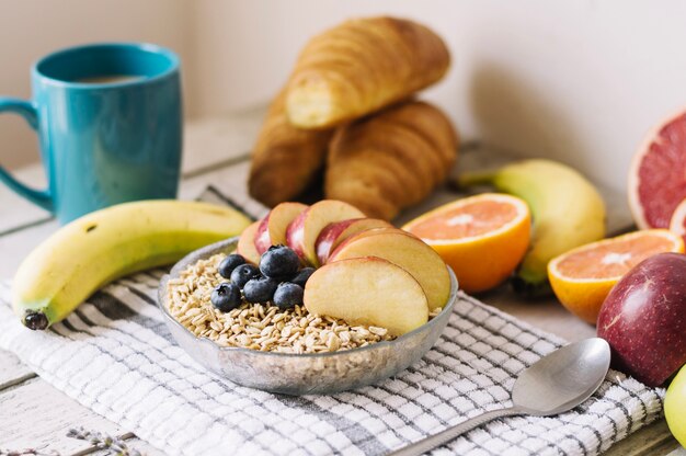 Dulce sabroso cereal con frutas