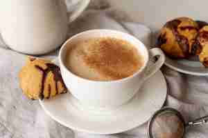 Foto gratuita dulce taza de café para el desayuno