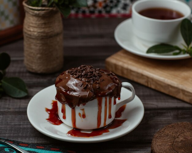 Una dulce taza de mousse de chocolate sabroso con jarabe de fresa dentro