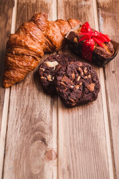 Dulces al horno en la mesa de madera