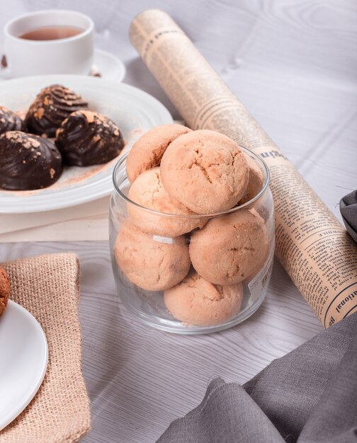 Dulces bocadillos, chocolate y té sobre la mesa.