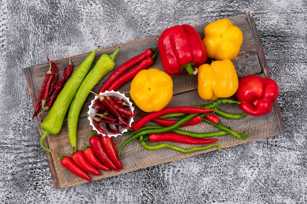 Dulces y chiles sobre tabla para cortar madera