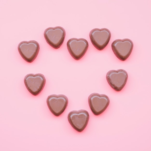 Dulces de chocolate dulce en forma de corazón