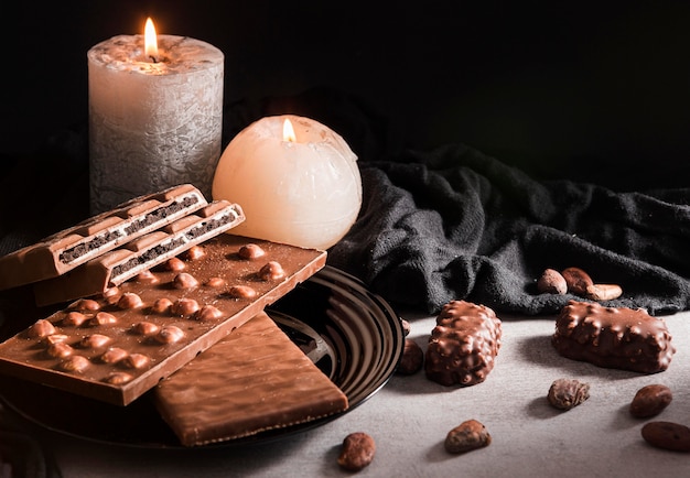 Foto gratuita dulces de chocolate y velas