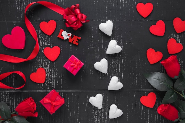 Foto gratuita dulces de corazón entre las cosas del día de san valentín