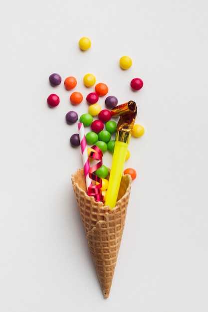 Dulces y cosas de fiesta en un cono de helado