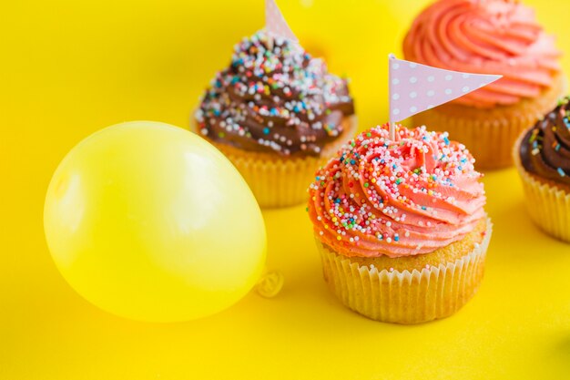 Dulces cupcakes deliciosos y globo