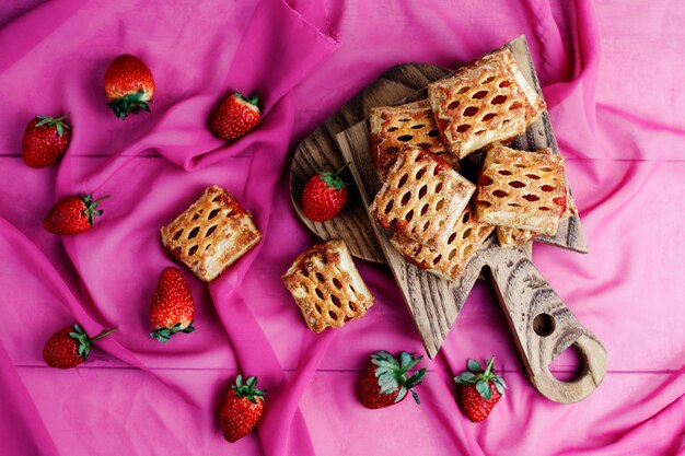 Dulces deliciosas galletas de fresa con fresas maduras, vista superior