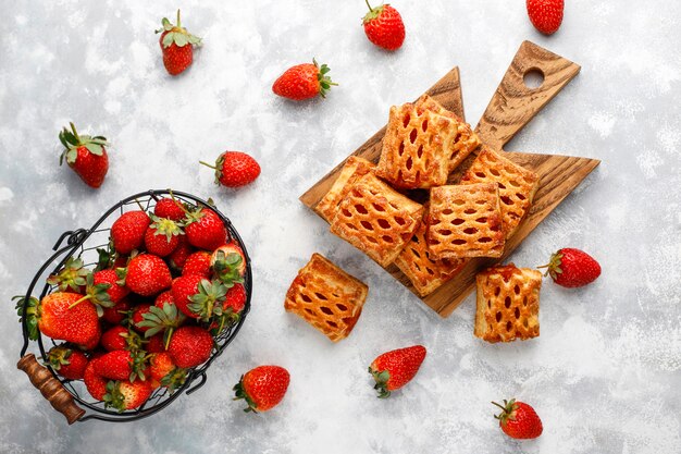 Dulces deliciosas galletas de fresa con fresas maduras, vista superior