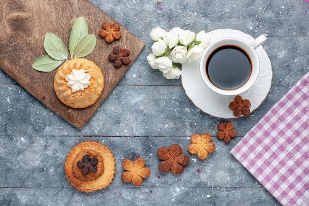 dulces y deliciosas galletas con una taza de café el rústico de madera gris, galleta de azúcar galleta dulce