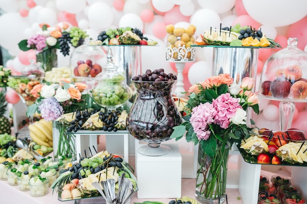 Dulces de lujo en la mesa de fiesta para invitados.