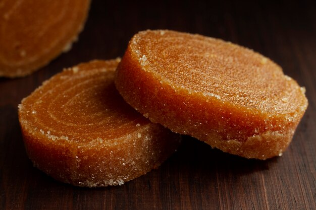 Dulces mexicanos de alto ángulo en la mesa de madera