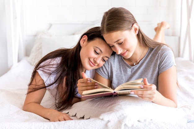 Dulces mujeres leyendo juntos