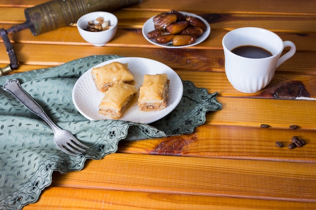 Dulces orientales con dátiles frutales y café.