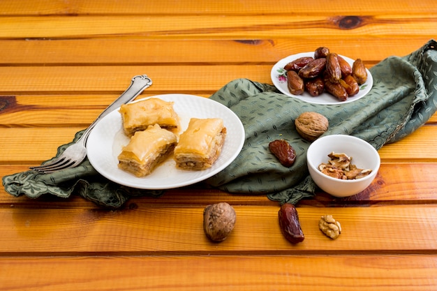 Foto gratuita dulces orientales con dátiles frutales y nueces.