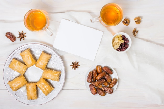 Dulces orientales con dátiles frutales y papel.