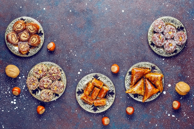 Foto gratuita dulces orientales, delicia turca tradicional variada con nueces.