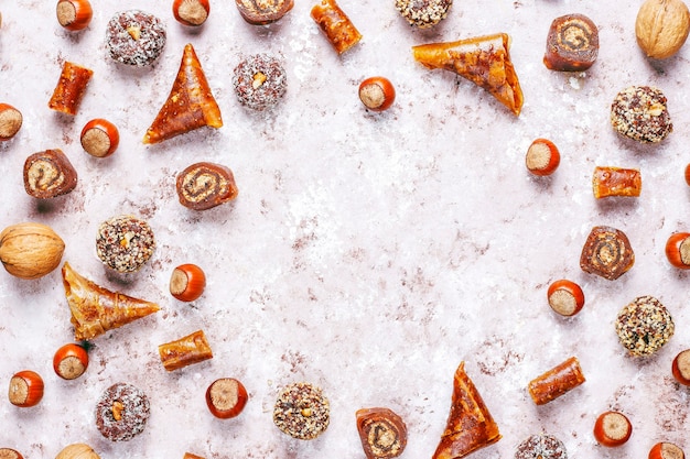 Foto gratuita dulces orientales, delicia turca tradicional variada con nueces.