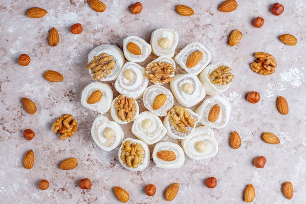 Dulces orientales Delicias turcas, lokum con nueces, vista superior.