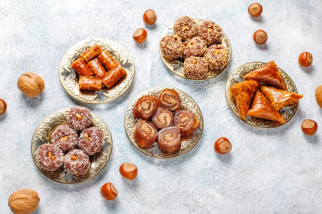 Dulces orientales, una variedad de delicias turcas tradicionales con nueces.