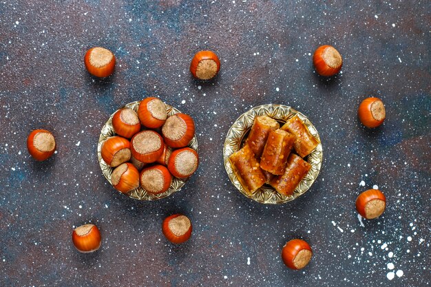 Dulces orientales, una variedad de delicias turcas tradicionales con nueces.