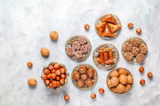 Dulces orientales, una variedad de delicias turcas tradicionales con nueces.