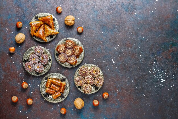 Dulces orientales, una variedad de delicias turcas tradicionales con nueces.