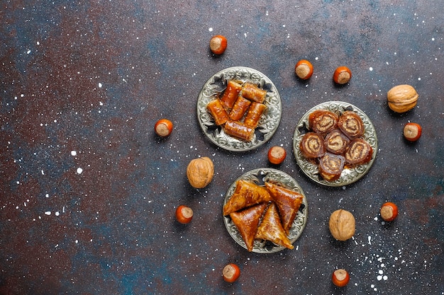 Dulces orientales, una variedad de delicias turcas tradicionales con nueces.