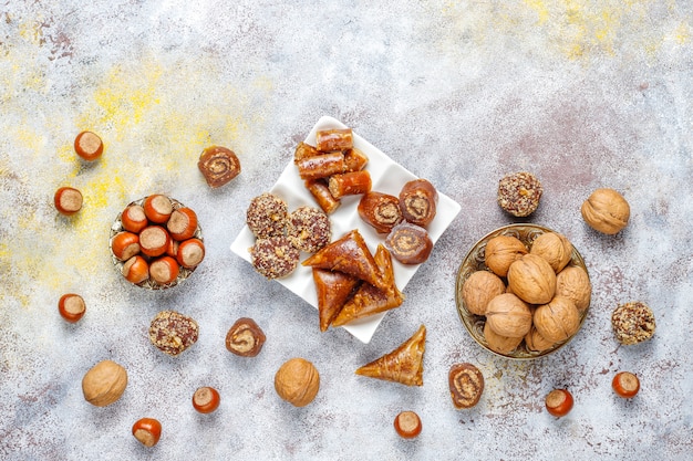 Dulces orientales, una variedad de delicias turcas tradicionales con nueces.