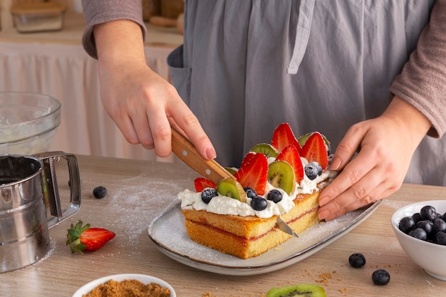 Foto gratuita dulces de panadería bellamente decorados