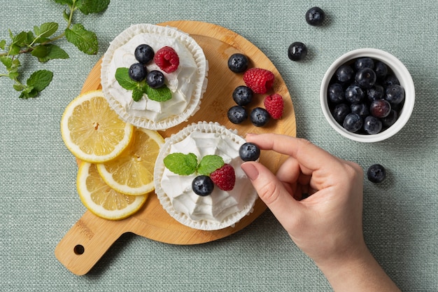 Foto gratuita dulces de panadería bellamente decorados