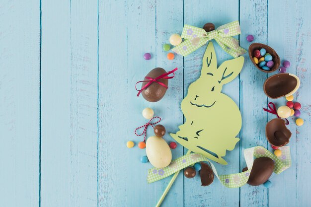 Dulces de Pascua y cintas alrededor de conejo