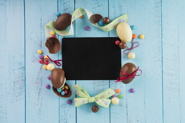 Dulces de Pascua y cintas alrededor de papel negro