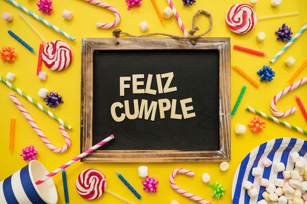 Dulces y pizarra para fiestas de cumpleaños