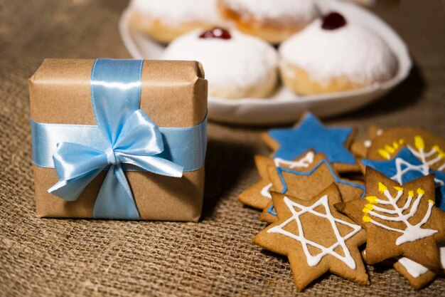 Dulces y regalos concepto judío tradicional de hanukkah